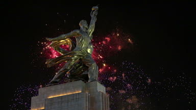 Ünlü Sovyet anıt Rabochiy ben Kolkhoznitsa (işçi ve Kolhoz kadın ya da işçi ve toplu çiftçi) heykeltıraş Vera Mukhina ve Fireworks uygulamasında, Moskova, Rusya Federasyonu. 1937 yılında yapılan  