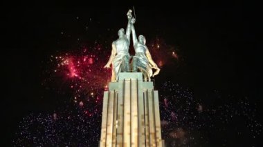Ünlü Sovyet anıt Rabochiy ben Kolkhoznitsa (işçi ve Kolhoz kadın ya da işçi ve toplu çiftçi) heykeltıraş Vera Mukhina ve Fireworks uygulamasında, Moskova, Rusya Federasyonu. 1937 yılında yapılan  