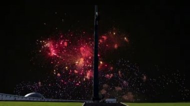 Savaş Anıtı zafer Park Poklonnaya Hill ve Fireworks uygulamasında, Moskova, Rusya Federasyonu. Büyük Vatanseverlik Savaşı sırasında ölenler anısına inşa memorial kompleksi  