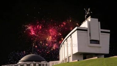 Savaş Anıtı zafer Park Poklonnaya Hill ve Fireworks uygulamasında, Moskova, Rusya Federasyonu. Büyük Vatanseverlik Savaşı sırasında ölenler anısına inşa memorial kompleksi  