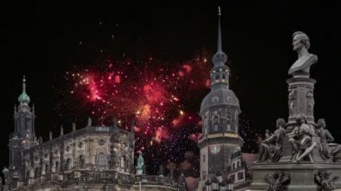  Barok kilise Dresden, Sachsen, Germany üzerinde Brühl Teras ve Hofkirche veya Holy Trinity Katedrali ve tatil havai fişek - heykel   