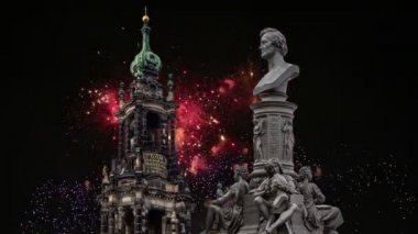  Barok kilise Dresden, Sachsen, Germany üzerinde Brühl Teras ve Hofkirche veya Holy Trinity Katedrali ve tatil havai fişek - heykel   