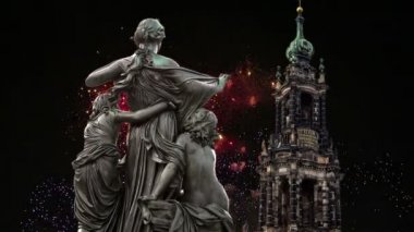  Barok kilise Dresden, Sachsen, Germany üzerinde Brühl Teras ve Hofkirche veya Holy Trinity Katedrali ve tatil havai fişek - heykel   