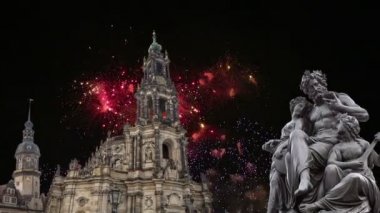  Barok kilise Dresden, Sachsen, Germany üzerinde Brühl Teras ve Hofkirche veya Holy Trinity Katedrali ve tatil havai fişek - heykel   