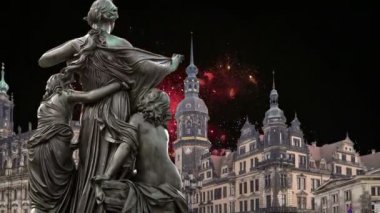  Barok kilise Dresden, Sachsen, Germany üzerinde Brühl Teras ve Hofkirche veya Holy Trinity Katedrali ve tatil havai fişek - heykel   