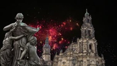  Barok kilise Dresden, Sachsen, Germany üzerinde Brühl Teras ve Hofkirche veya Holy Trinity Katedrali ve tatil havai fişek - heykel   