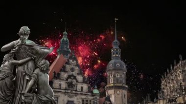  Barok kilise Dresden, Sachsen, Germany üzerinde Brühl Teras ve Hofkirche veya Holy Trinity Katedrali ve tatil havai fişek - heykel   
