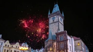 Old Town City Hall ve tatil fireworks uygulamasında Prag, eski şehir Meydanı, Hollanda üzerinden görüntülemek