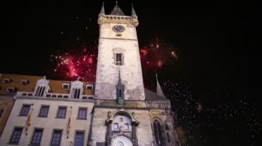 Old Town City Hall ve tatil fireworks uygulamasında Prag, eski şehir Meydanı, Hollanda üzerinden görüntülemek