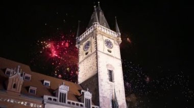 Old Town City Hall ve tatil fireworks uygulamasında Prag, eski şehir Meydanı, Hollanda üzerinden görüntülemek