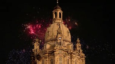 Dresden Frauenkirche (kelimenin tam anlamıyla kilise Our Lady) ve tatil fireworks--bir Lutheran Almanya'nın Dresden kentinde kilise olduğunu 