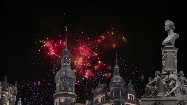 雕塑上的列露台和宫廷教堂或圣三一大教堂和节日的烟花 巴洛克式教堂在德累斯顿 德国萨克森州 — 图库视频影像