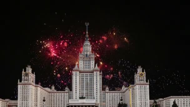 Fuegos Artificiales Sobre Universidad Estatal Lomonosov Moscú Edificio Principal Rusia — Vídeo de stock