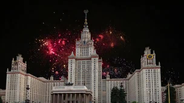 Fuegos Artificiales Sobre Universidad Estatal Lomonosov Moscú Edificio Principal Rusia — Vídeo de stock