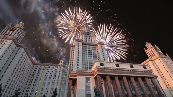 Fuegos Artificiales Sobre Universidad Estatal Lomonosov Moscú Edificio Principal Rusia — Vídeo de stock