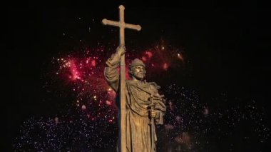 Kutsal Prens Vladimir Borovitskaya Meydanı yakınındaki Kremlin, Rusya Moskova'da büyük anıt üzerinde havai fişek. Açılış töreni 4 Kasım 2016 gerçekleşti