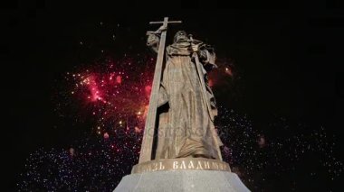 Kutsal Prens Vladimir Borovitskaya Meydanı yakınındaki Kremlin, Rusya Moskova'da büyük anıt üzerinde havai fişek. Açılış töreni 4 Kasım 2016 gerçekleşti