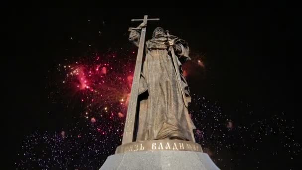 烟花在纪念碑对圣洁王子弗拉基米尔伟大在 Borovitskaya 广场在莫斯科附近克里姆林宫 开幕式在2016年11月4日举行 — 图库视频影像