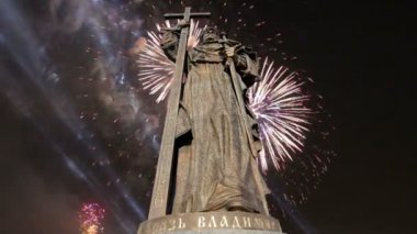 Kutsal Prens Vladimir Borovitskaya Meydanı yakınındaki Kremlin, Rusya Moskova'da büyük anıt üzerinde havai fişek. Açılış töreni 4 Kasım 2016 gerçekleşti