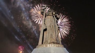 Kutsal Prens Vladimir Borovitskaya Meydanı yakınındaki Kremlin, Rusya Moskova'da büyük anıt üzerinde havai fişek. Açılış töreni 4 Kasım 2016 gerçekleşti