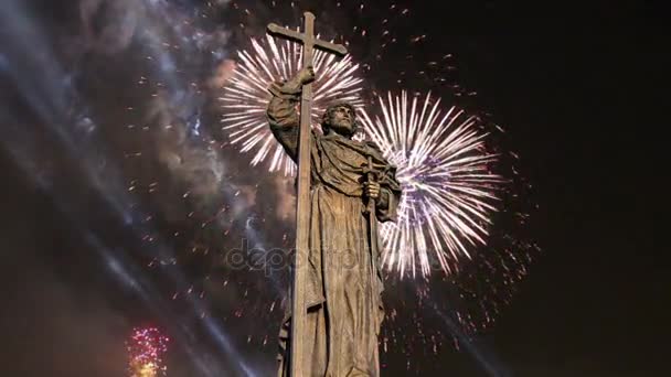 烟花在纪念碑对圣洁王子弗拉基米尔伟大在 Borovitskaya 广场在莫斯科附近克里姆林宫 开幕式在2016年11月4日举行 — 图库视频影像