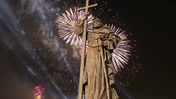 烟花在纪念碑对圣洁王子弗拉基米尔伟大在 Borovitskaya 广场在莫斯科附近克里姆林宫 开幕式在2016年11月4日举行 — 图库视频影像