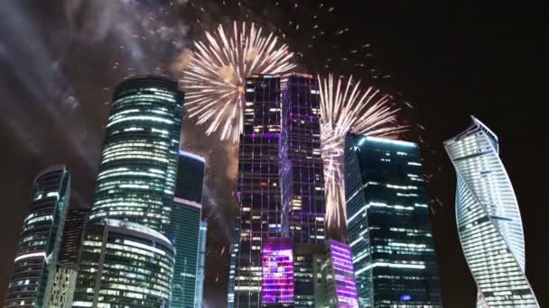 Πυροτεχνήματα Πάνω Από Τους Ουρανοξύστες Του Διεθνές Επιχειρηματικό Κέντρο Πόλη — Αρχείο Βίντεο
