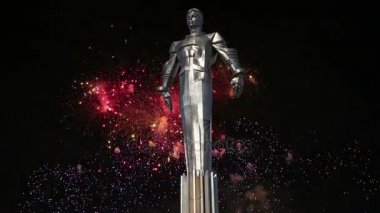 Yuri Gagarin (42.5 metre yüksek Kaide ve heykel), anıt üzerinde havai fişek uzayda seyahat ilk kişi. Leninsky Prospekt Rusya'nın Moskova kentinde yer alır. Kaide bir roket egzoz anımsatan olacak şekilde tasarlanmıştır 