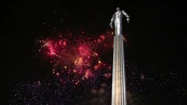 Yuri Gagarin (42.5 metre yüksek Kaide ve heykel), anıt üzerinde havai fişek uzayda seyahat ilk kişi. Leninsky Prospekt Rusya'nın Moskova kentinde yer alır. Kaide bir roket egzoz anımsatan olacak şekilde tasarlanmıştır 
