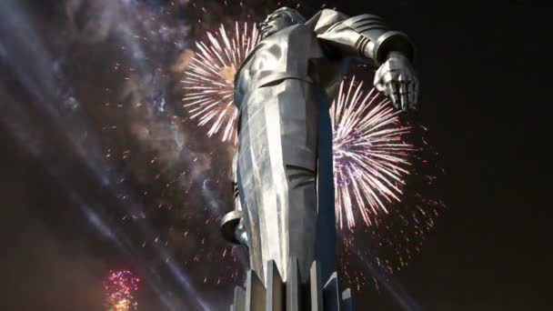Fogos Artifício Sobre Monumento Yuri Gagarin Pedestal Metros Altura Estátua — Vídeo de Stock