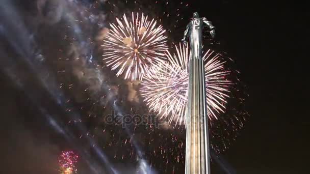 Sztuczne Ognie Nad Pomnikiem Yuri Gagarin Metrowy Wysoki Cokół Posąg — Wideo stockowe