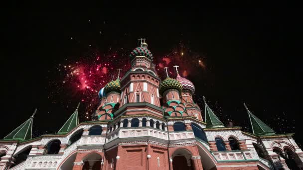 とりなしの最も神聖な女就寝の堀 寺のバジル祝福 と花火 赤の広場 モスクワ ロシアの大聖堂 — ストック動画