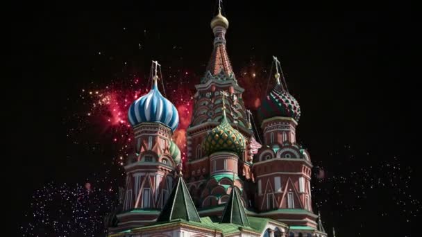 사원의 축복된 거룩한 성모의 불꽃놀이 모스크바 러시아의 — 비디오