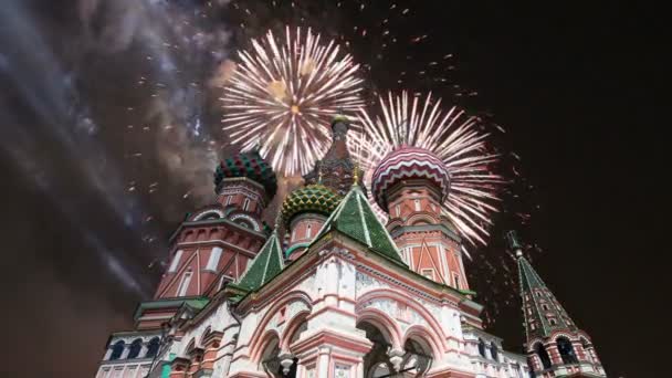 사원의 축복된 거룩한 성모의 불꽃놀이 모스크바 러시아의 — 비디오