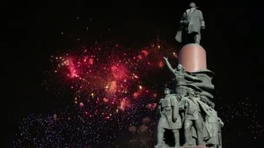 Anıt görünümünü ot Vladimir Lenin (1985, heykeltıraş Kerbel ve mimar Makarevich) ve Fireworks uygulamasında, Moskova şehir merkezi (Kaluzhskaya Meydanı), Rusya Federasyonu. Popüler Simgesel Yapı   
