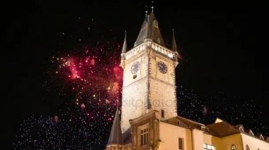 Old Town City Hall ve tatil fireworks uygulamasında Prag, eski şehir Meydanı, Hollanda üzerinden görüntülemek