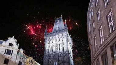 Toz Kulesi (kapısı) ve tatil fireworks uygulamasında Prag, Çek Republic.It orijinal şehir kapıları, geri 11. yüzyıldan kalma biridir. Prague Old Town önde gelen semboller biridir 
