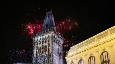 Toz Kulesi (kapısı) ve tatil fireworks uygulamasında Prag, Çek Republic.It orijinal şehir kapıları, geri 11. yüzyıldan kalma biridir. Prague Old Town önde gelen semboller biridir 