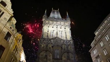 Toz Kulesi (kapısı) ve tatil fireworks uygulamasında Prag, Çek Republic.It orijinal şehir kapıları, geri 11. yüzyıldan kalma biridir. Prague Old Town önde gelen semboller biridir 