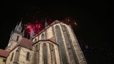 Anne Gotik Kilisesi Tanrı önünde Tyn, eski şehir Meydanı ve tatil Fireworks uygulamasında, Prague, Çek Cumhuriyeti 
