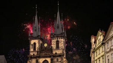 Anne Gotik Kilisesi Tanrı önünde Tyn, eski şehir Meydanı ve tatil Fireworks uygulamasında, Prague, Çek Cumhuriyeti 