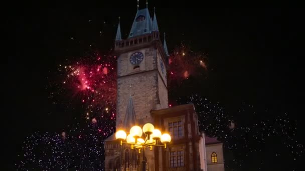 町市庁舎とプラハの休日花火見るチェコ共和国 旧市街広場から — ストック動画