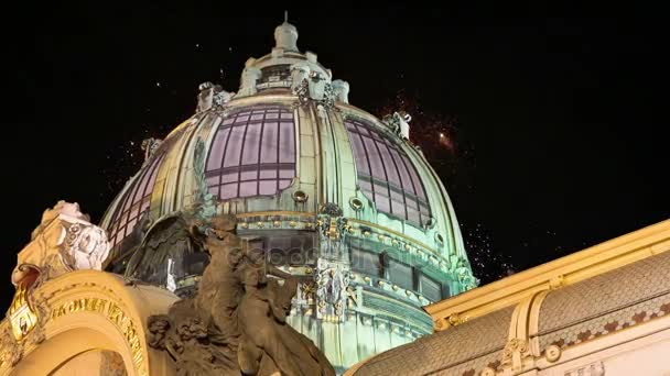 Blick Auf Das Gemeindehaus 1912 Jugendstil Und Feiertagsfeuerwerk Ist Ein — Stockvideo