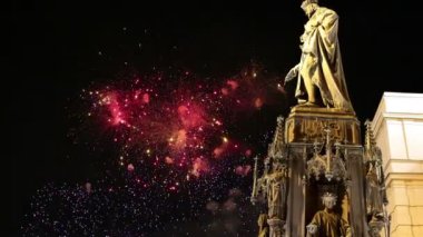 Bronz heykel Charles IV ve tatil havai fişek Prag, Çek Cumhuriyeti  