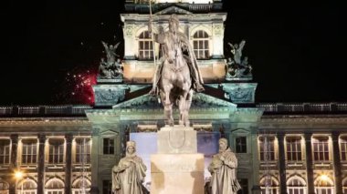 Wenceslas Meydanı'na ve tatil havai fişek New Town, Prague, Çek Cumhuriyeti için gece görünümü 