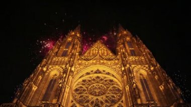St. Vitus Katedrali (Roma Katolik Katedrali) ve tatil fireworks--Prag Kalesi ve Hradcany, Çek Cumhuriyeti 