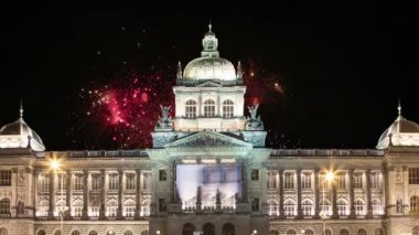 St. Vitus Katedrali (Roma Katolik Katedrali) ve tatil fireworks--Prag Kalesi ve Hradcany, Çek Cumhuriyeti 