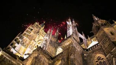 St. Vitus Katedrali (Roma Katolik Katedrali) ve tatil fireworks--Prag Kalesi ve Hradcany, Çek Cumhuriyeti 