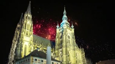 St. Vitus Katedrali (Roma Katolik Katedrali) ve tatil fireworks--Prag Kalesi ve Hradcany, Çek Cumhuriyeti 