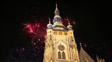 St. Vitus Katedrali (Roma Katolik Katedrali) ve tatil fireworks--Prag Kalesi ve Hradcany, Çek Cumhuriyeti 